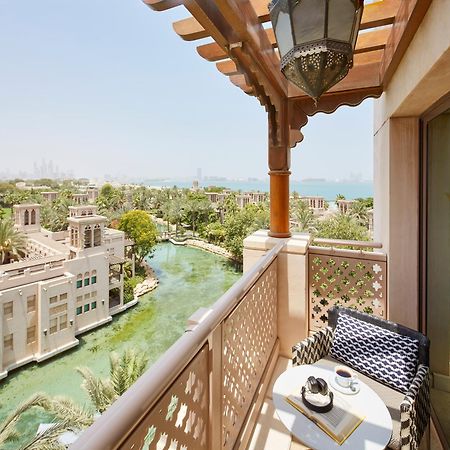 Jumeirah Al Qasr Dubai Esterno foto View of the Dubai Canal from a hotel room