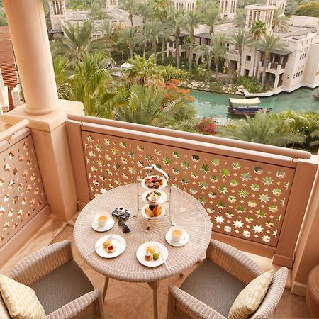 Jumeirah Al Qasr Dubai Esterno foto A view of the lagoon from a guest room