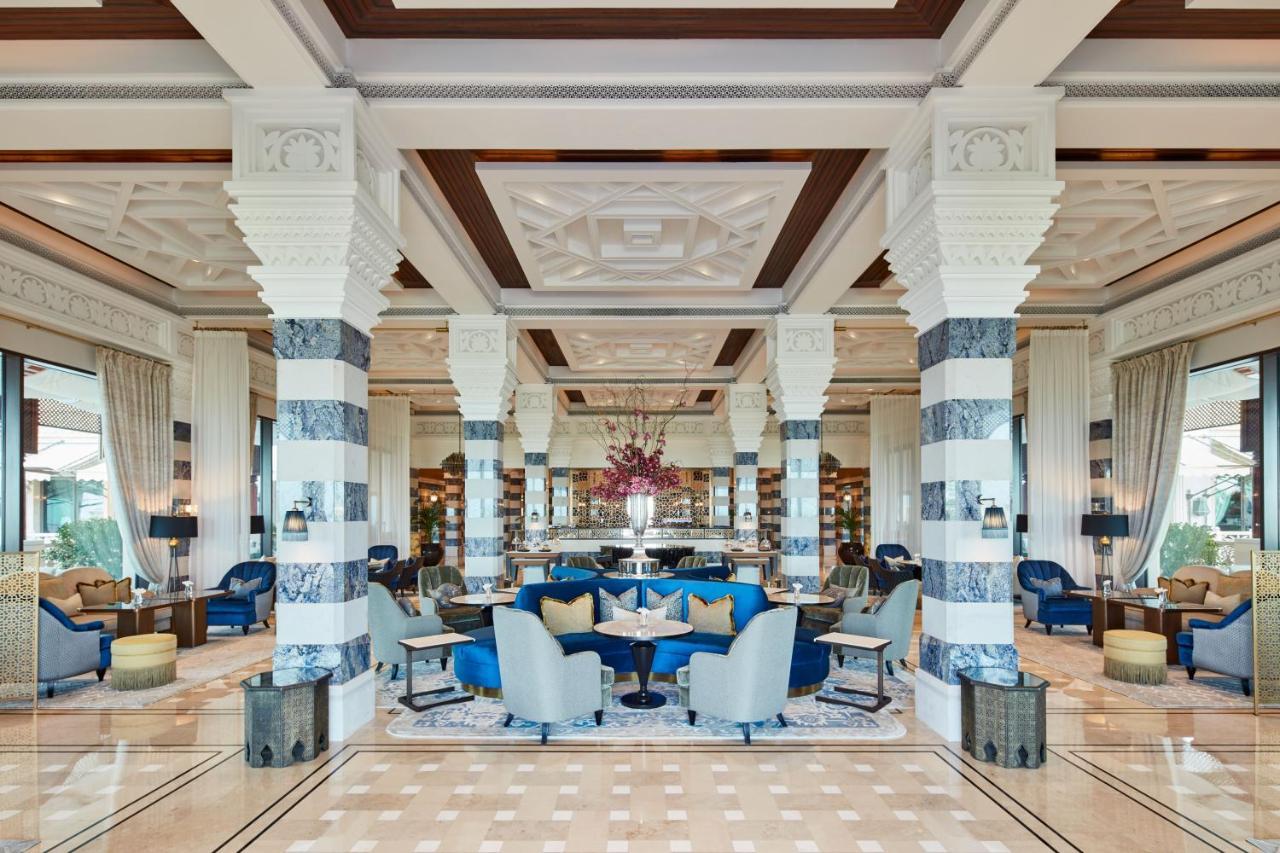 Jumeirah Al Qasr Dubai Esterno foto The lobby of the hotel