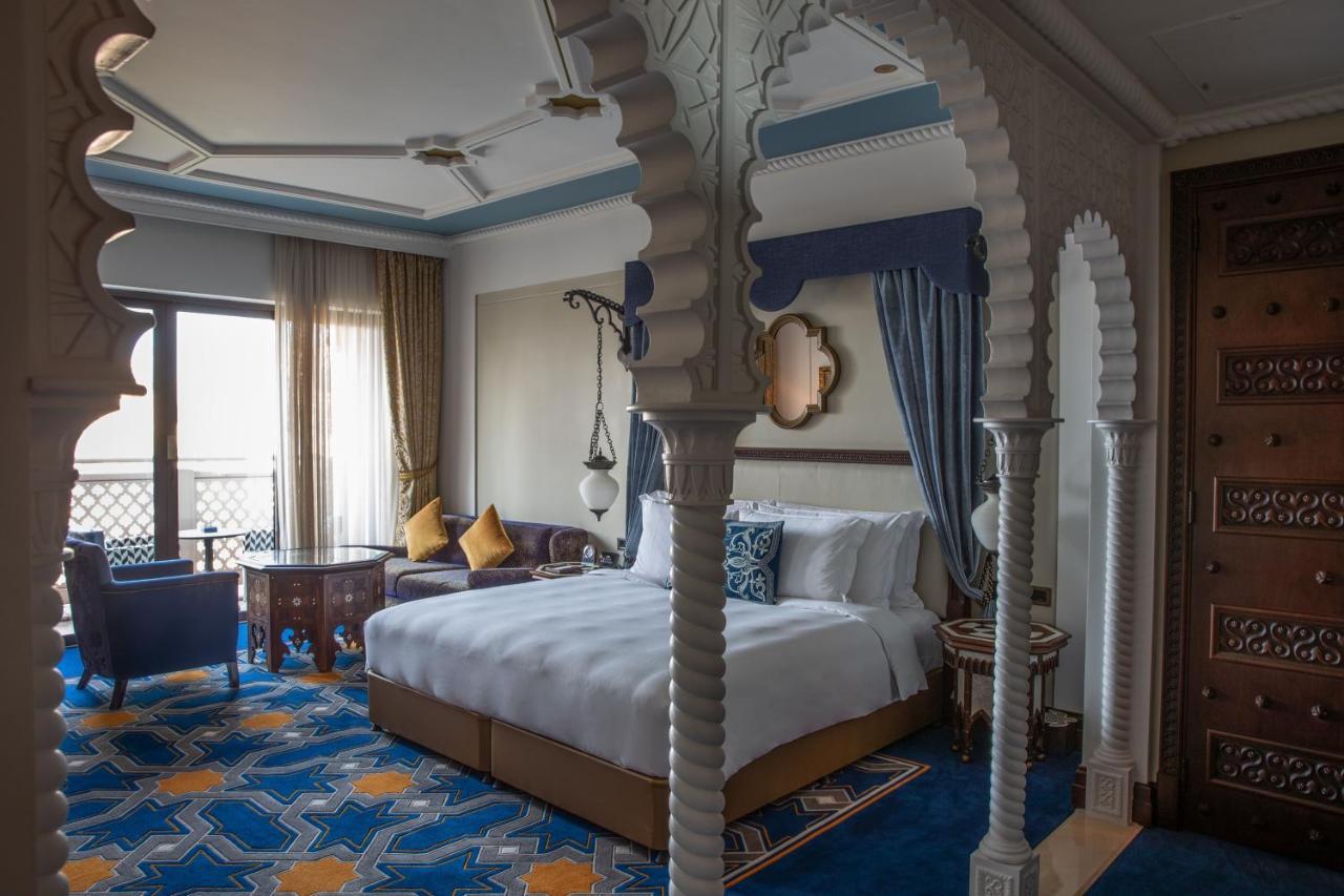 Jumeirah Al Qasr Dubai Esterno foto A bedroom at the hotel