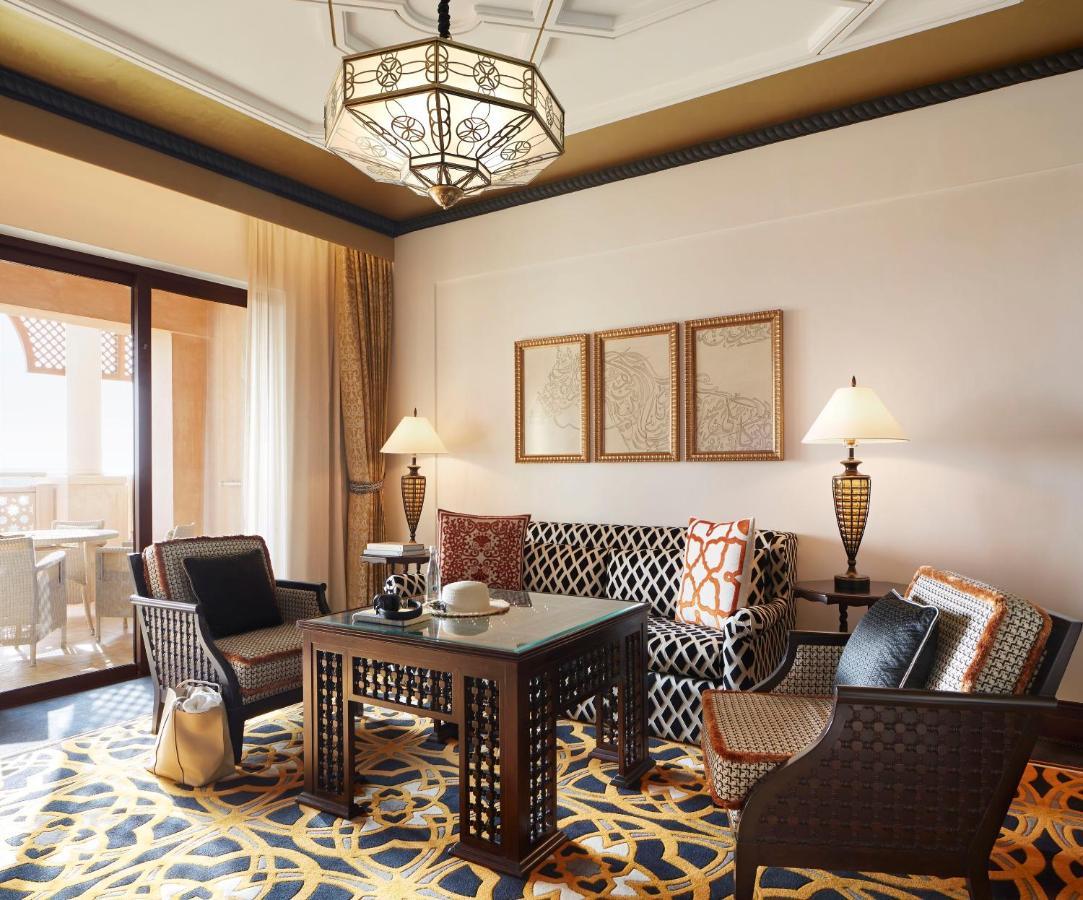 Jumeirah Al Qasr Dubai Esterno foto A living room at the Jumeirah Atlantis