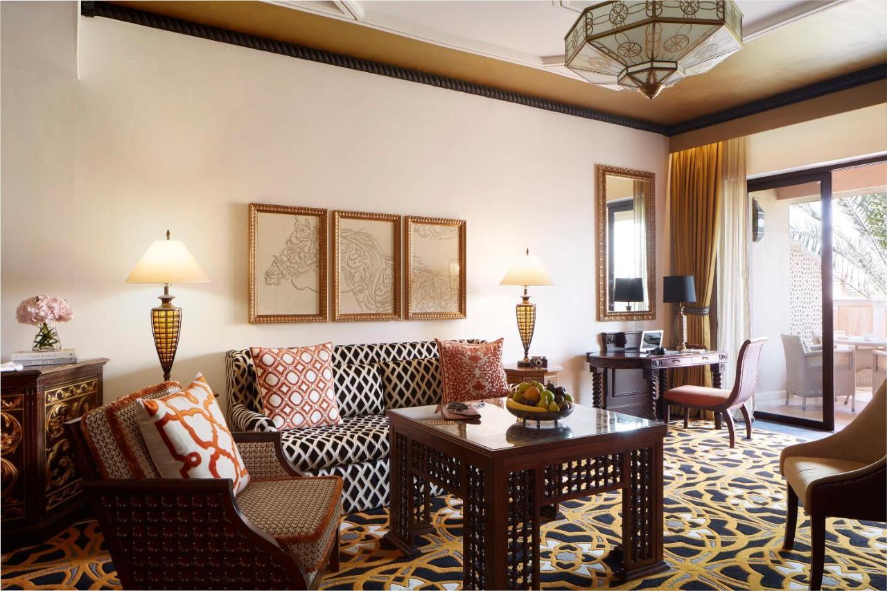 Jumeirah Al Qasr Dubai Esterno foto A living room at the Jumeirah Emirates Towers Hotel