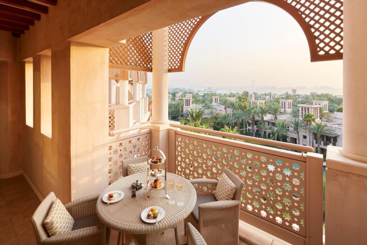 Jumeirah Al Qasr Dubai Esterno foto A balcony at the Jumeirah Emirates Towers Hotel