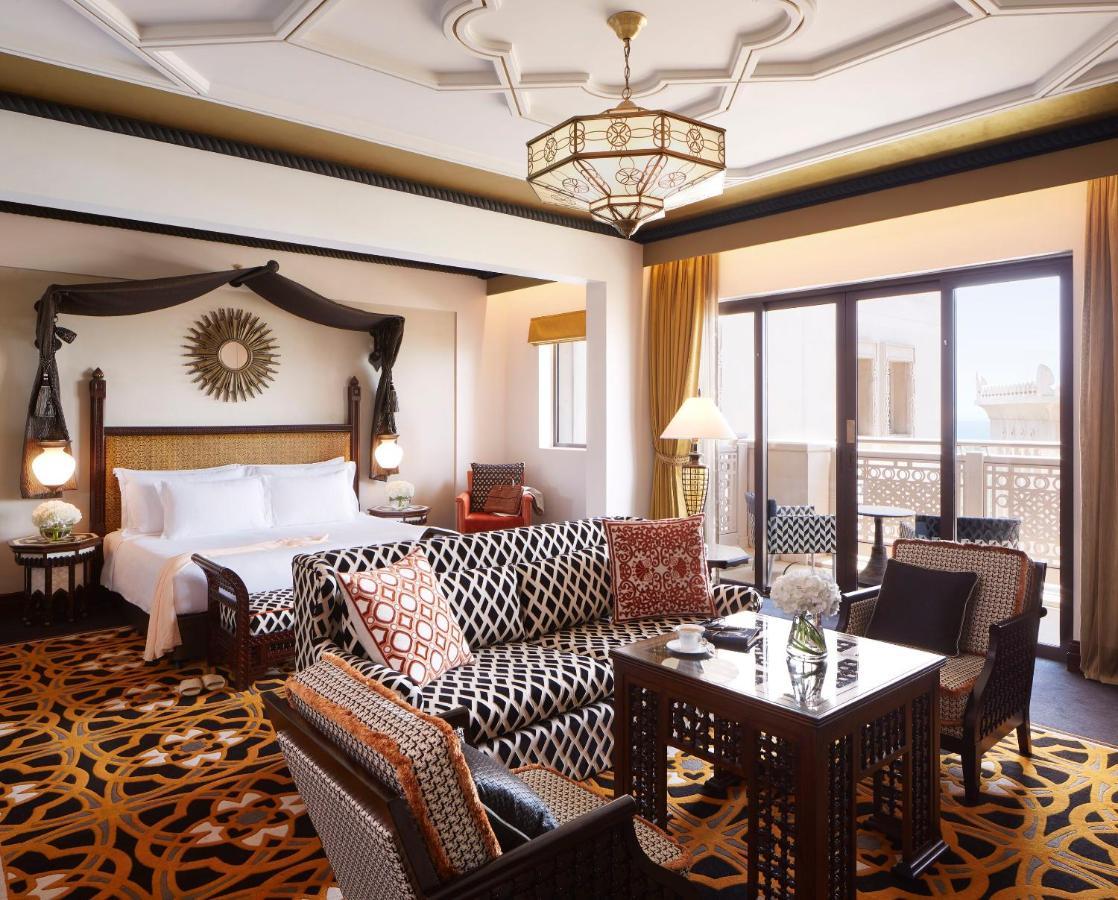 Jumeirah Al Qasr Dubai Esterno foto A suite at the Jumeirah Emirates Towers Hotel