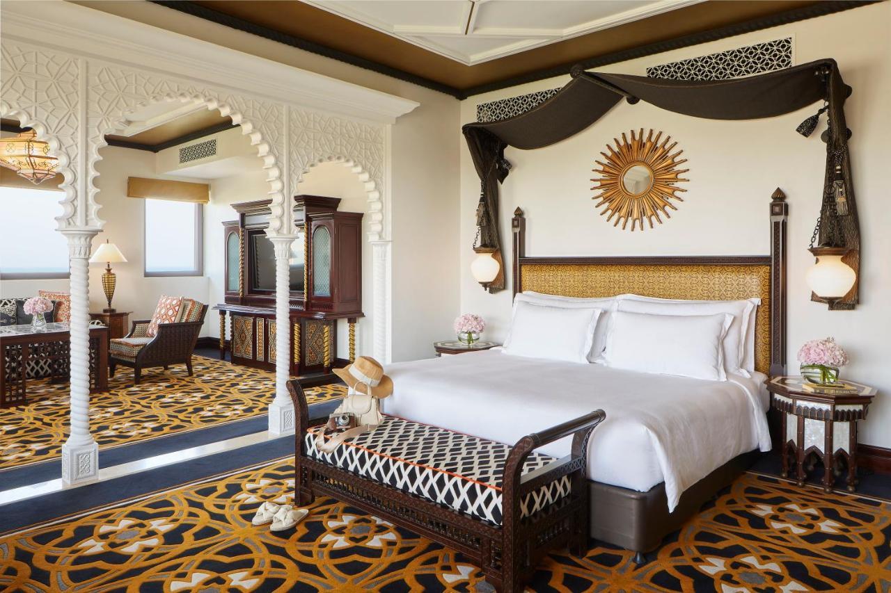 Jumeirah Al Qasr Dubai Esterno foto A bedroom at the Jumeirah Emirates Towers Hotel