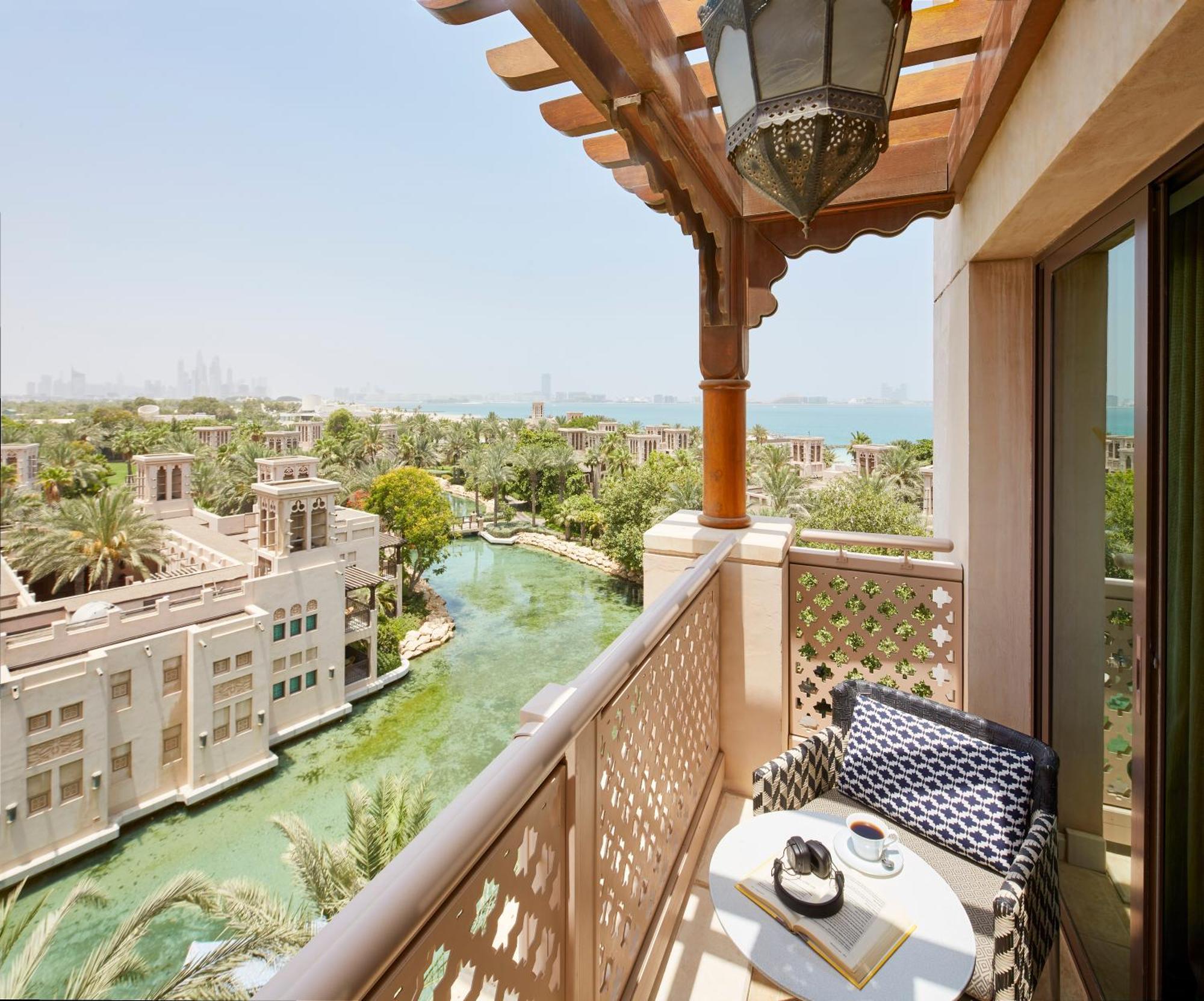 Jumeirah Al Qasr Dubai Esterno foto View of the Dubai Canal from a hotel room