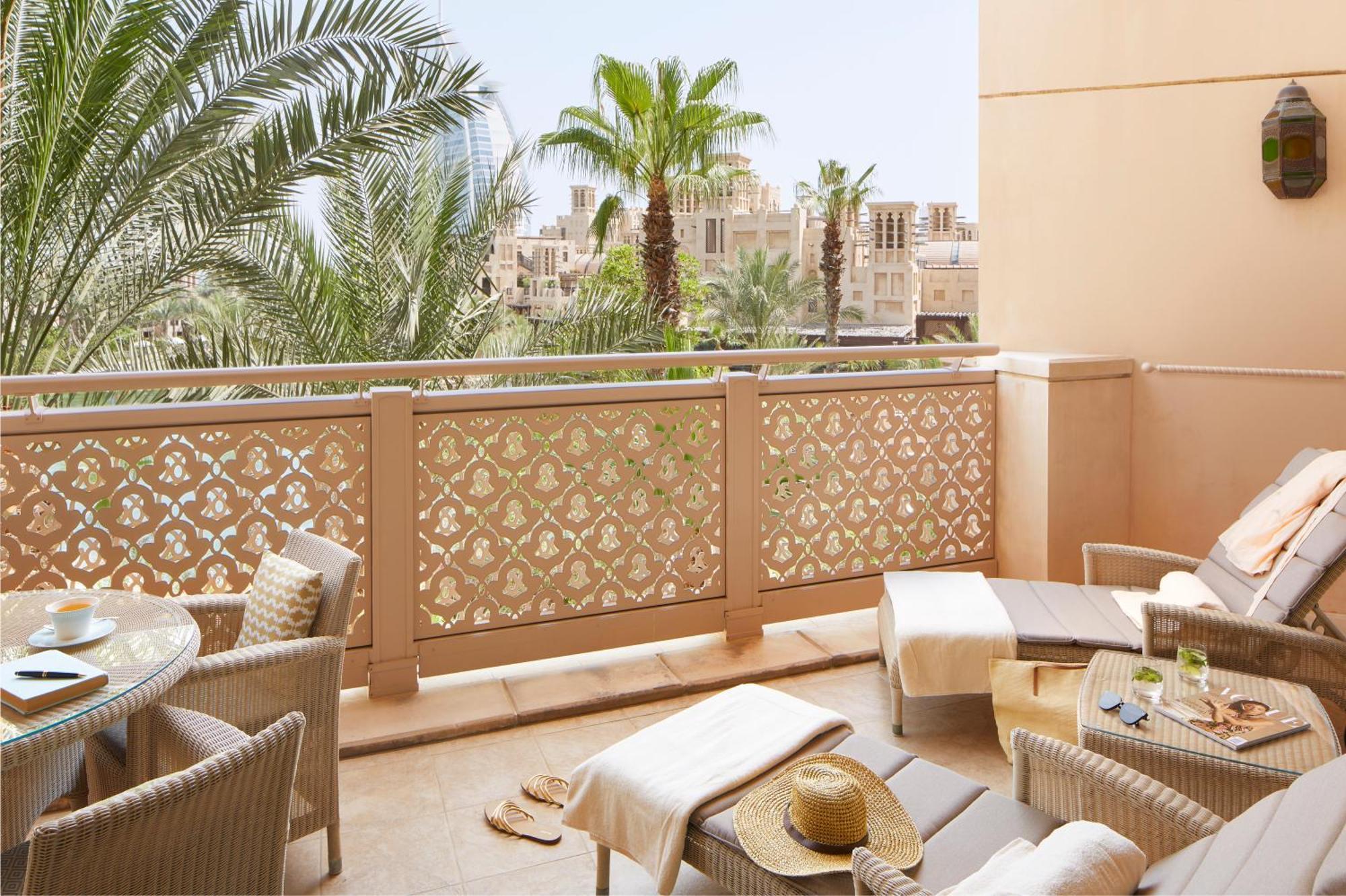 Jumeirah Al Qasr Dubai Esterno foto A balcony at the Jumeirah Emirates Towers Hotel