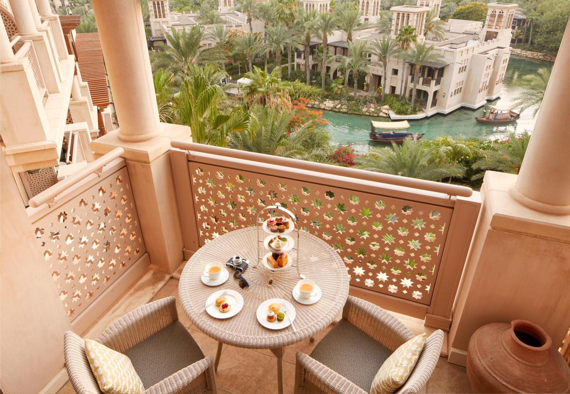 Jumeirah Al Qasr Dubai Esterno foto A view of the lagoon from a guest room