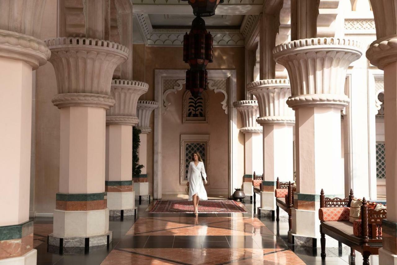 Jumeirah Al Qasr Dubai Esterno foto The interior of the hotel