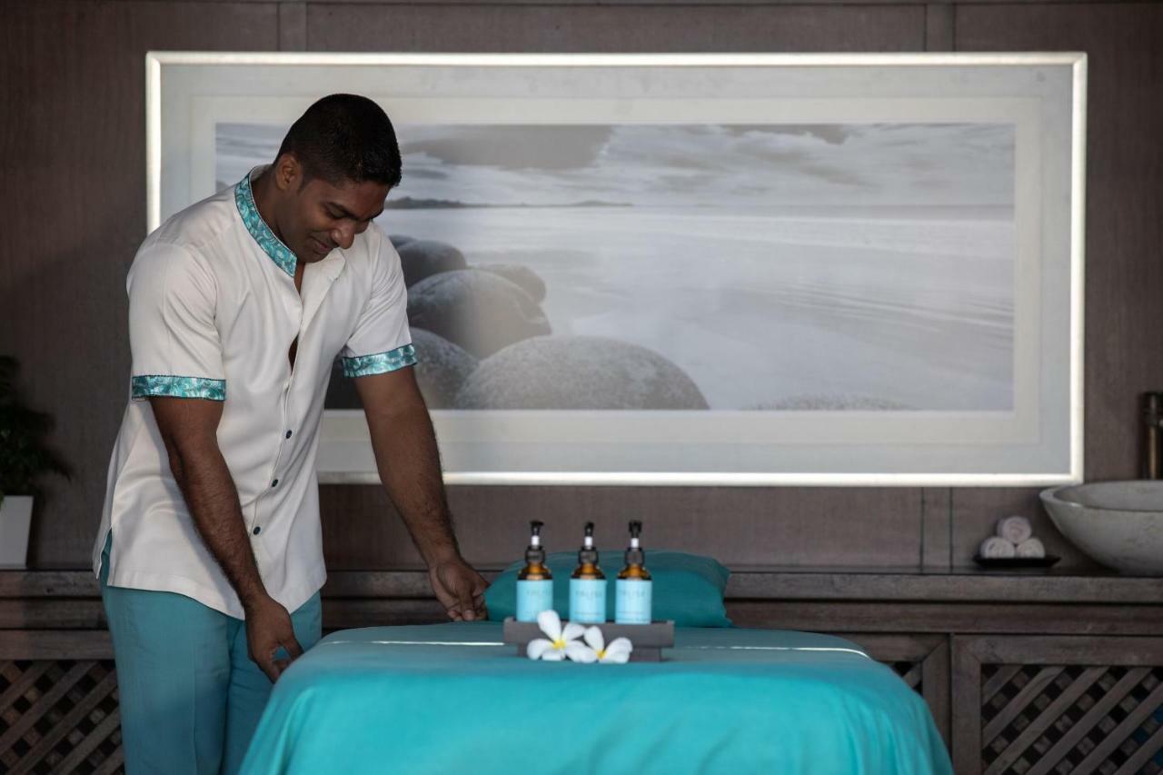Jumeirah Al Qasr Dubai Esterno foto A spa treatment at the Four Seasons Resort Maldives at Landaa Giraavili