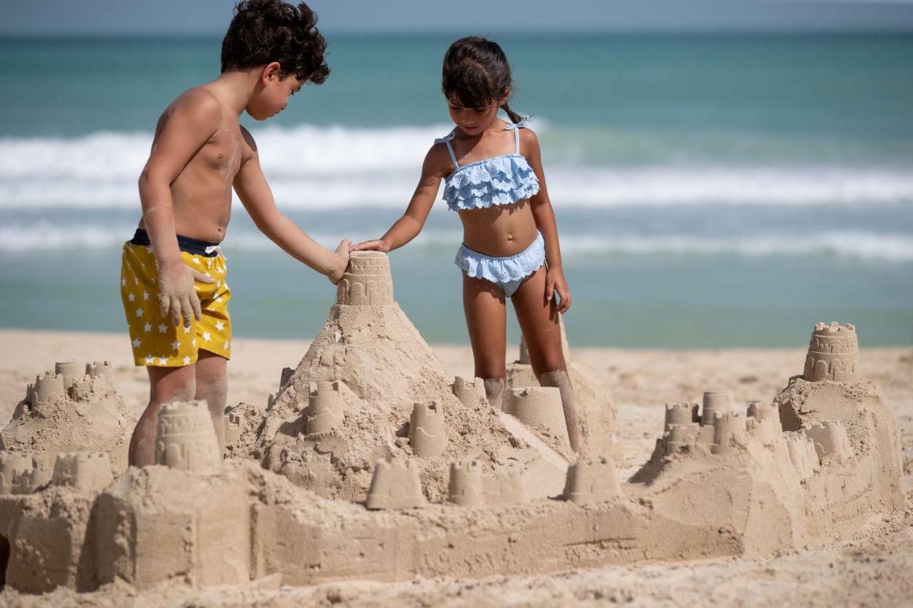 Jumeirah Al Qasr Dubai Esterno foto Children playing in the sand