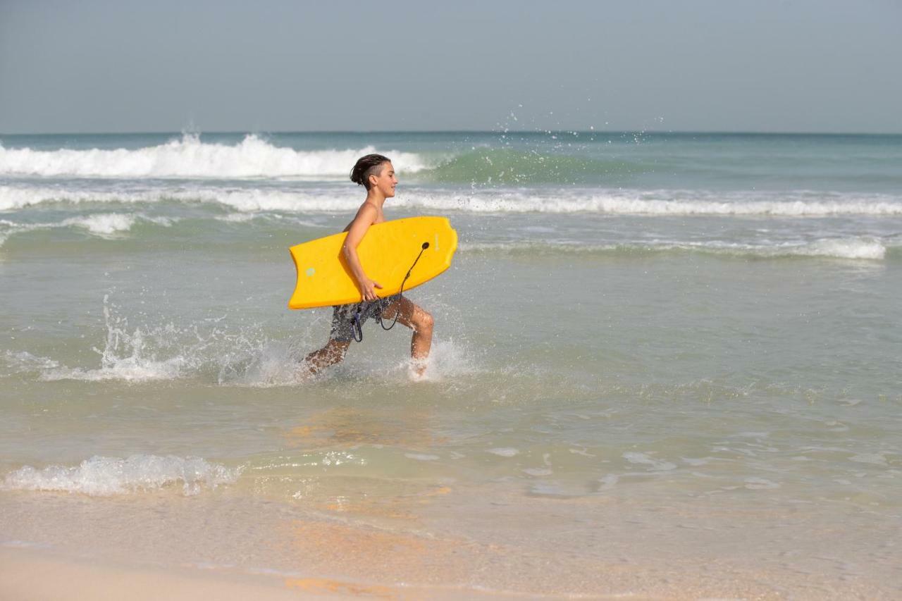 Jumeirah Al Qasr Dubai Esterno foto A bodyboarder