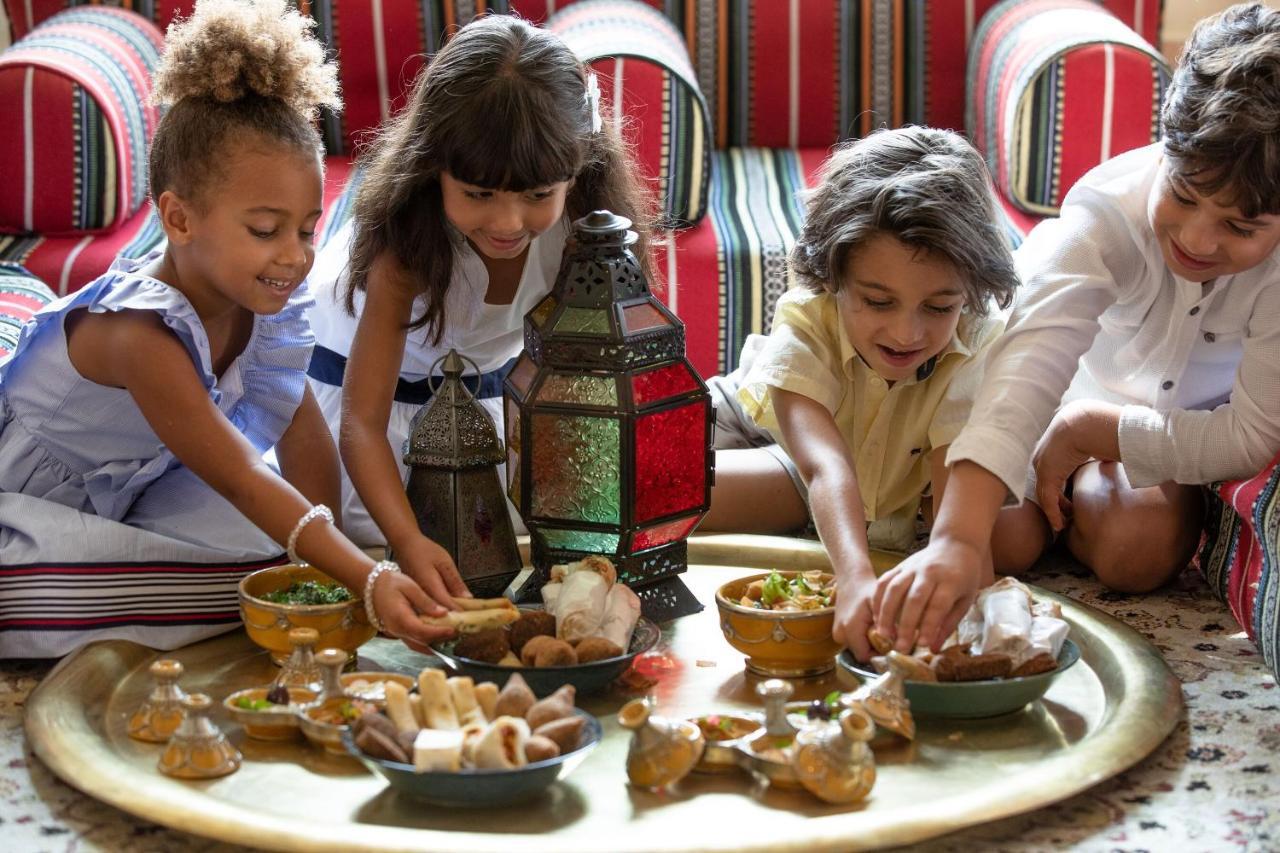 Jumeirah Al Qasr Dubai Esterno foto Children at a restaurant in Dubai