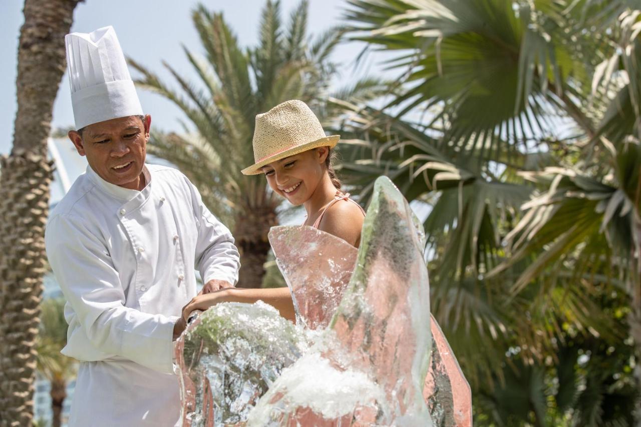 Jumeirah Al Qasr Dubai Esterno foto Chef and guest at Jumeirah Atlantis