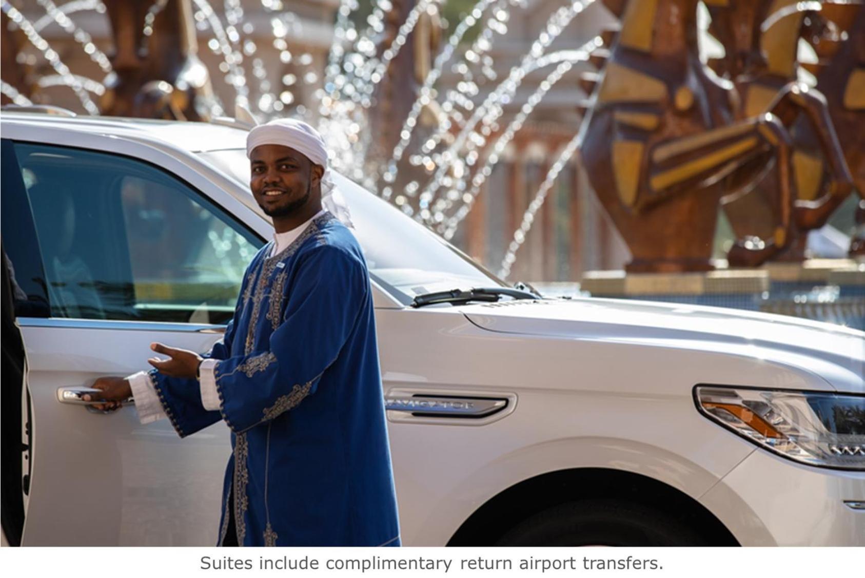 Jumeirah Al Qasr Dubai Esterno foto A hotel doorman opening a car door